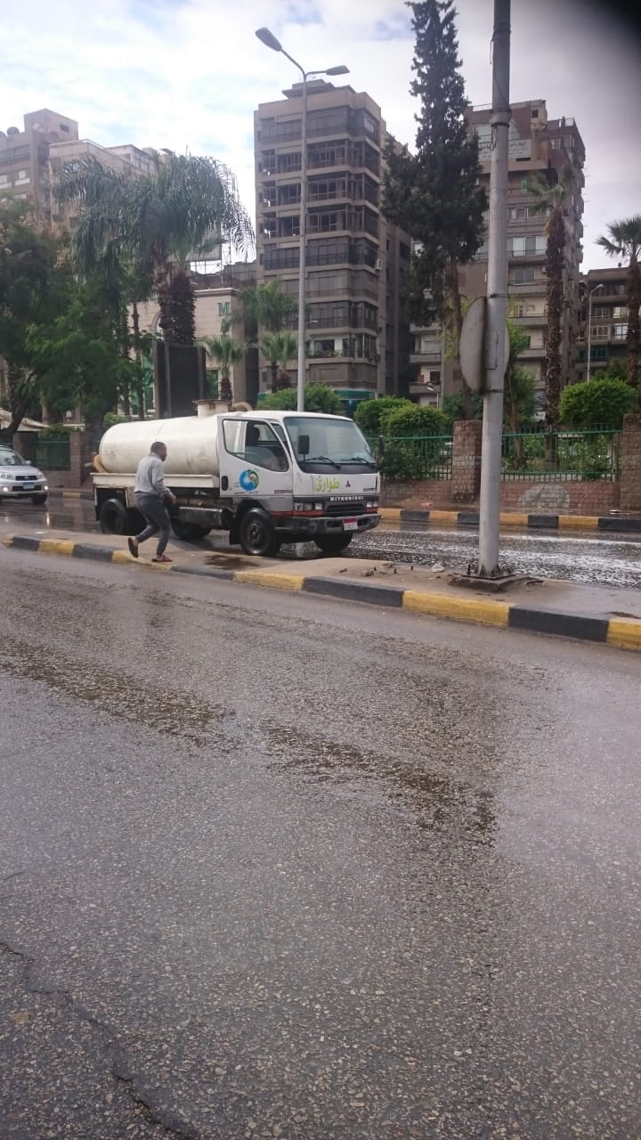 سيارات شفط المياه تنتشر بشوارع القاهرة والجيزة للتعامل مع الأمطار (3)