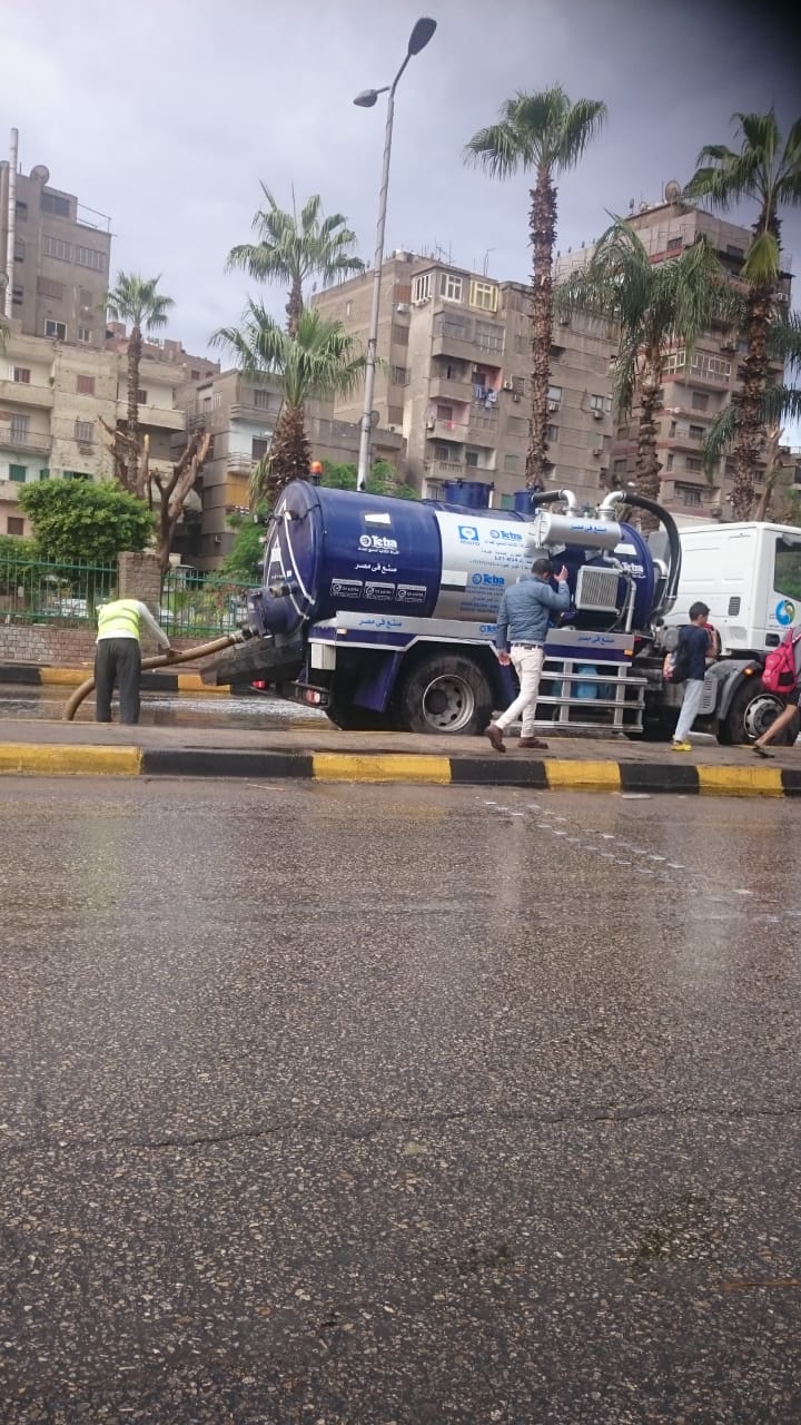 سيارات شفط المياه تنتشر بشوارع القاهرة والجيزة للتعامل مع الأمطار (5)
