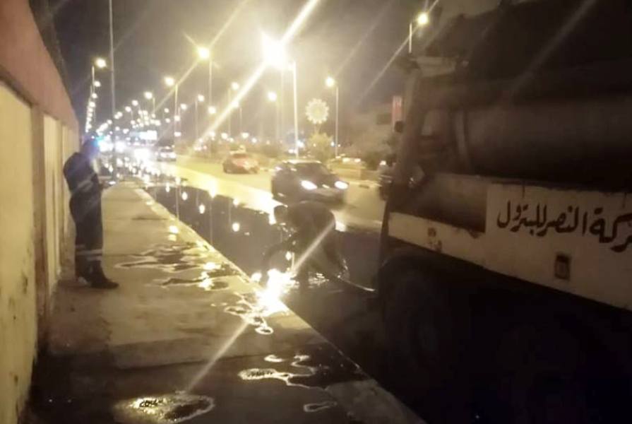 استمرار أعمال كسح المياه من الشوارع ليلاً بالسويس (2)