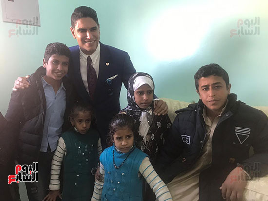 رجل-الأعمال-أحمد-أبو-هشيمة-مع-أطفال-قرية-الروضة