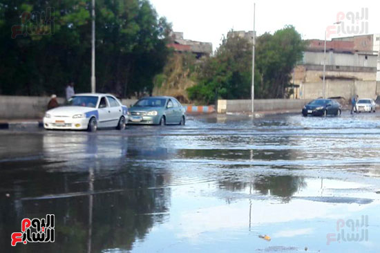 مدخل بورسعيد الجنوبى يغرق فى مياه الأمطار (6)