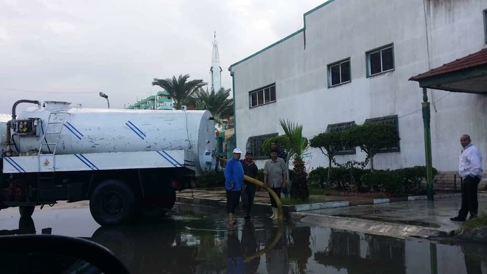 رفع تجمعات مياه الأمطار وتطهير بالوعات الصرف فى بورسعيد (5)