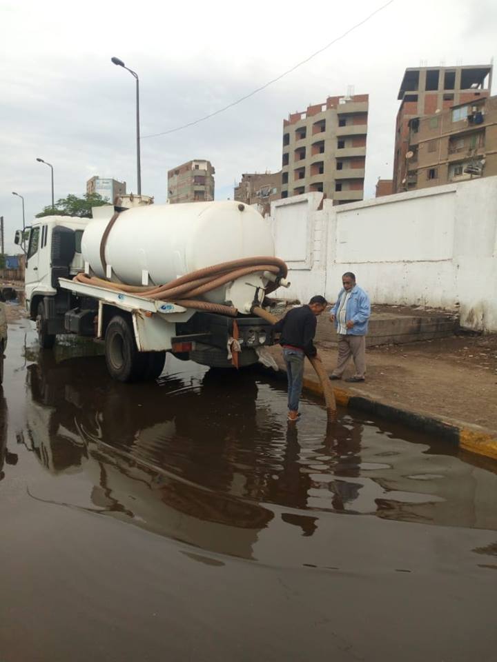 مياه القليوبية تنشر سيارات لرفع تراكمات المياه بالمدن (3)