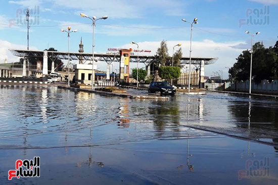 مدخل بورسعيد الجنوبى يغرق فى مياه الأمطار (10)