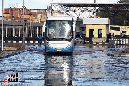 مدخل بورسعيد الجنوبى يغرق فى مياه الأمطار (7)