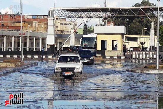 مدخل بورسعيد الجنوبى يغرق فى مياه الأمطار (1)