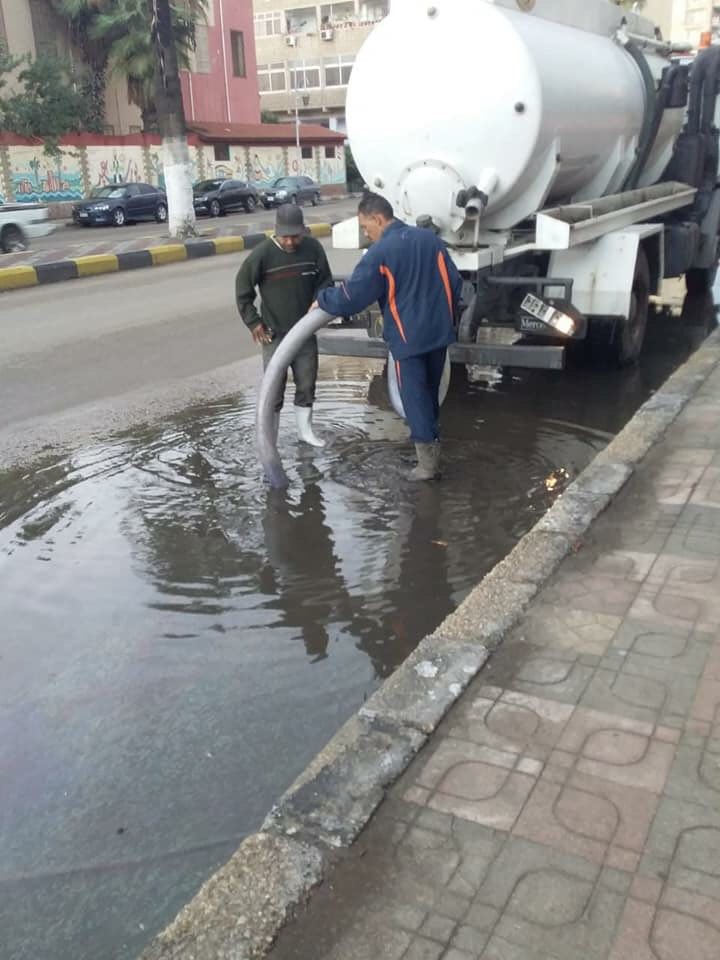 رفع تجمعات مياه الأمطار وتطهير بالوعات الصرف فى بورسعيد (3)