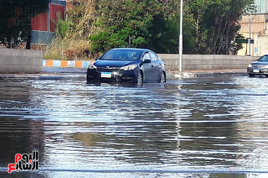 مدخل بورسعيد الجنوبى يغرق فى مياه الأمطار (5)