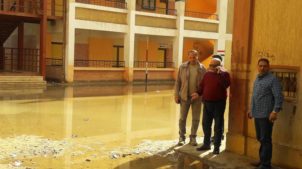 غرق فصول وفناء مدرسة إثر انفجار ماسورة مياه رئيسية بالسنطة (3)