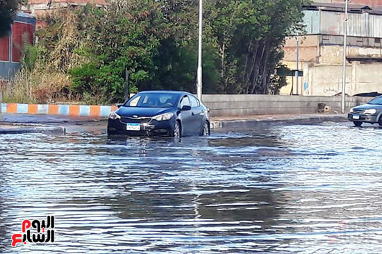 مدخل بورسعيد الجنوبى يغرق فى مياه الأمطار (2)