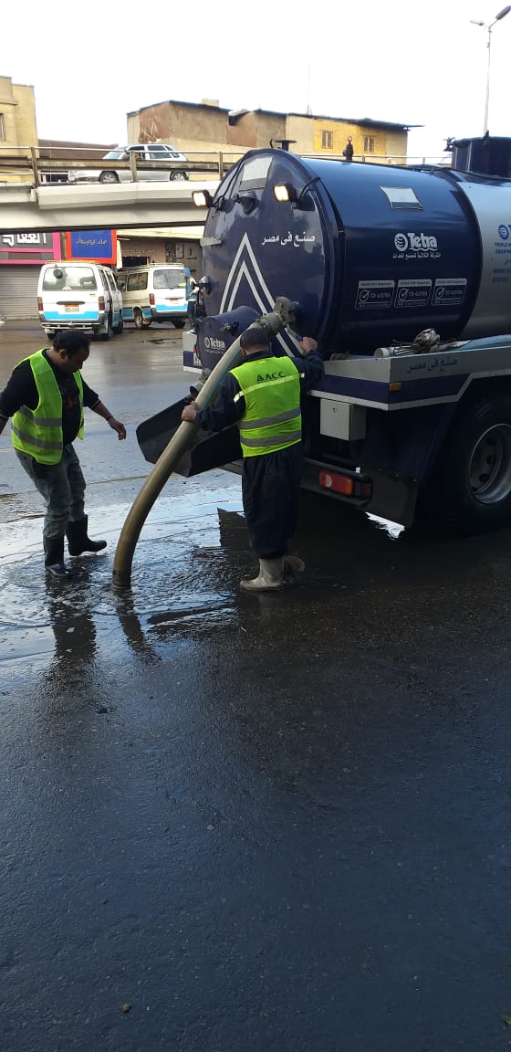 سيارات شفط المياه تنتشر بشوارع القاهرة والجيزة للتعامل مع الأمطار (9)