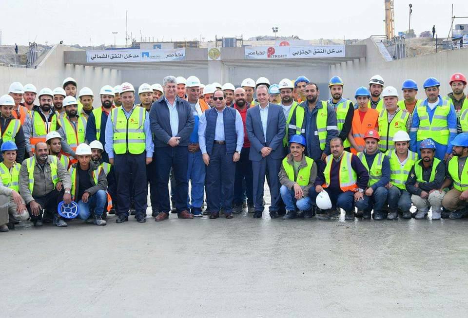 الرئيس السيسى مع عدد من العمال والمهندسين