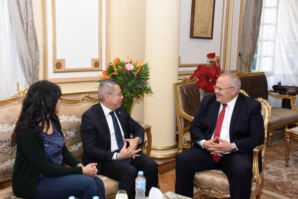 لقاء رئيس جامعة القاهرة و سفير بنما  (4)