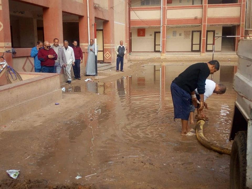 غرق فصول وفناء مدرسة إثر انفجار ماسورة مياه رئيسية بالسنطة (2)