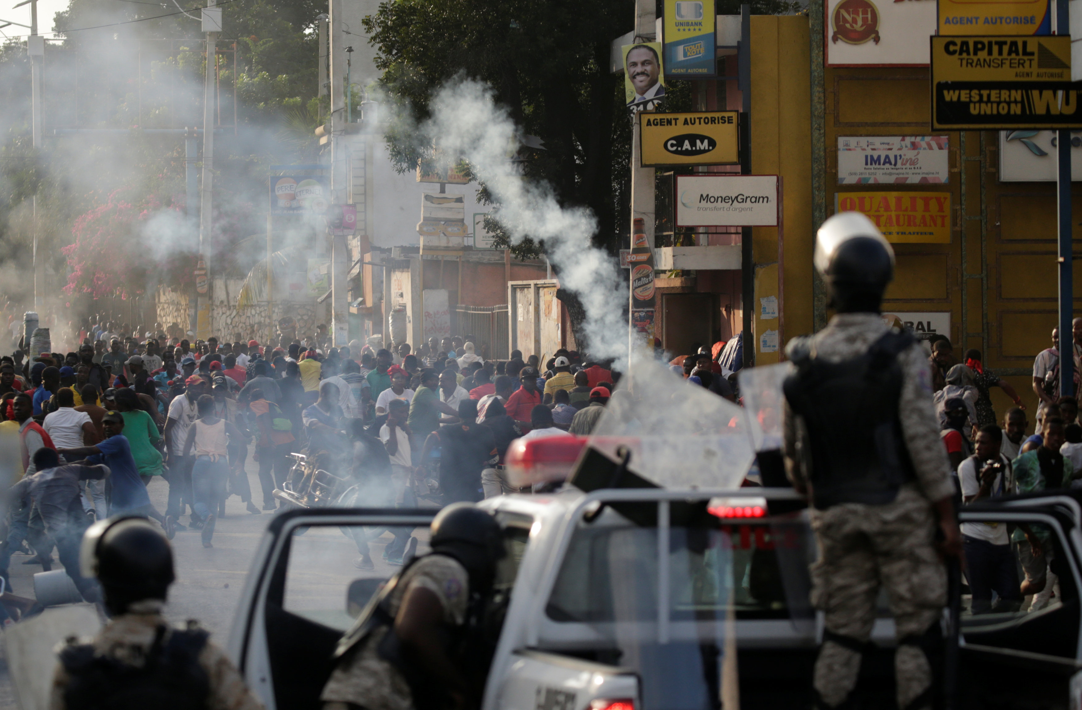 الشرطة تطلق الغاز المسيل للدموع