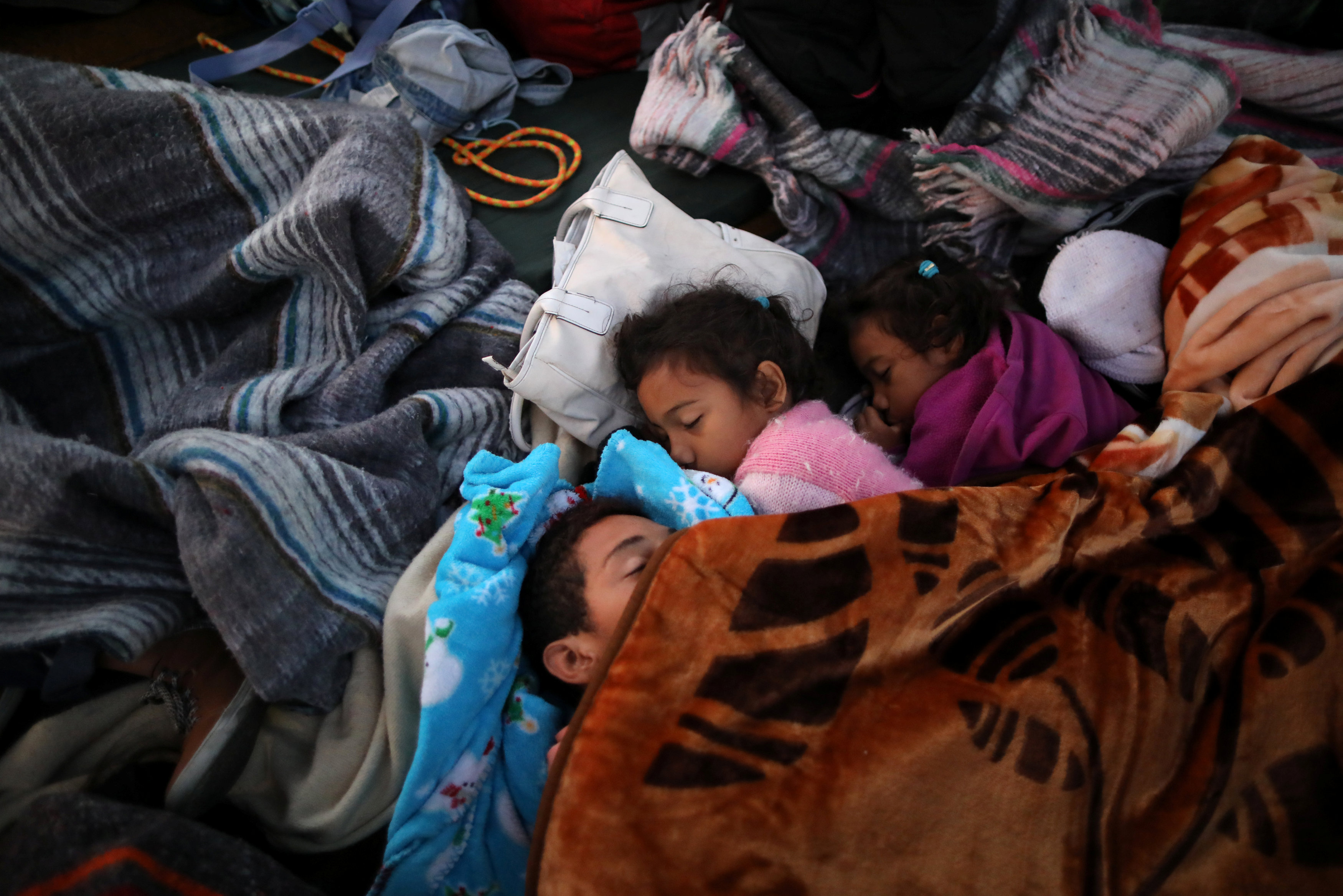 آلاف المهاجرون فى مخيم للايواء بالمكسيك (12)