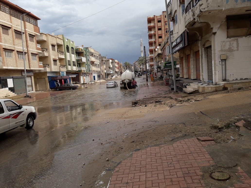 مياه الأمطار تغرق شوارع العريش