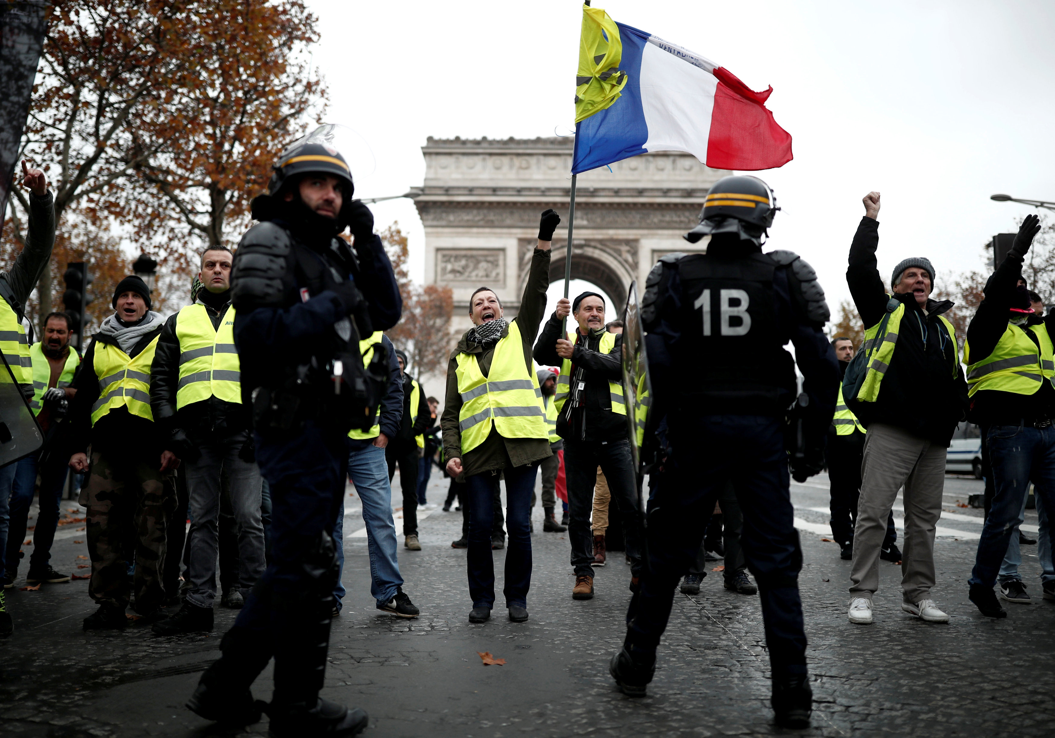 الفرنسيون يتظاهرون