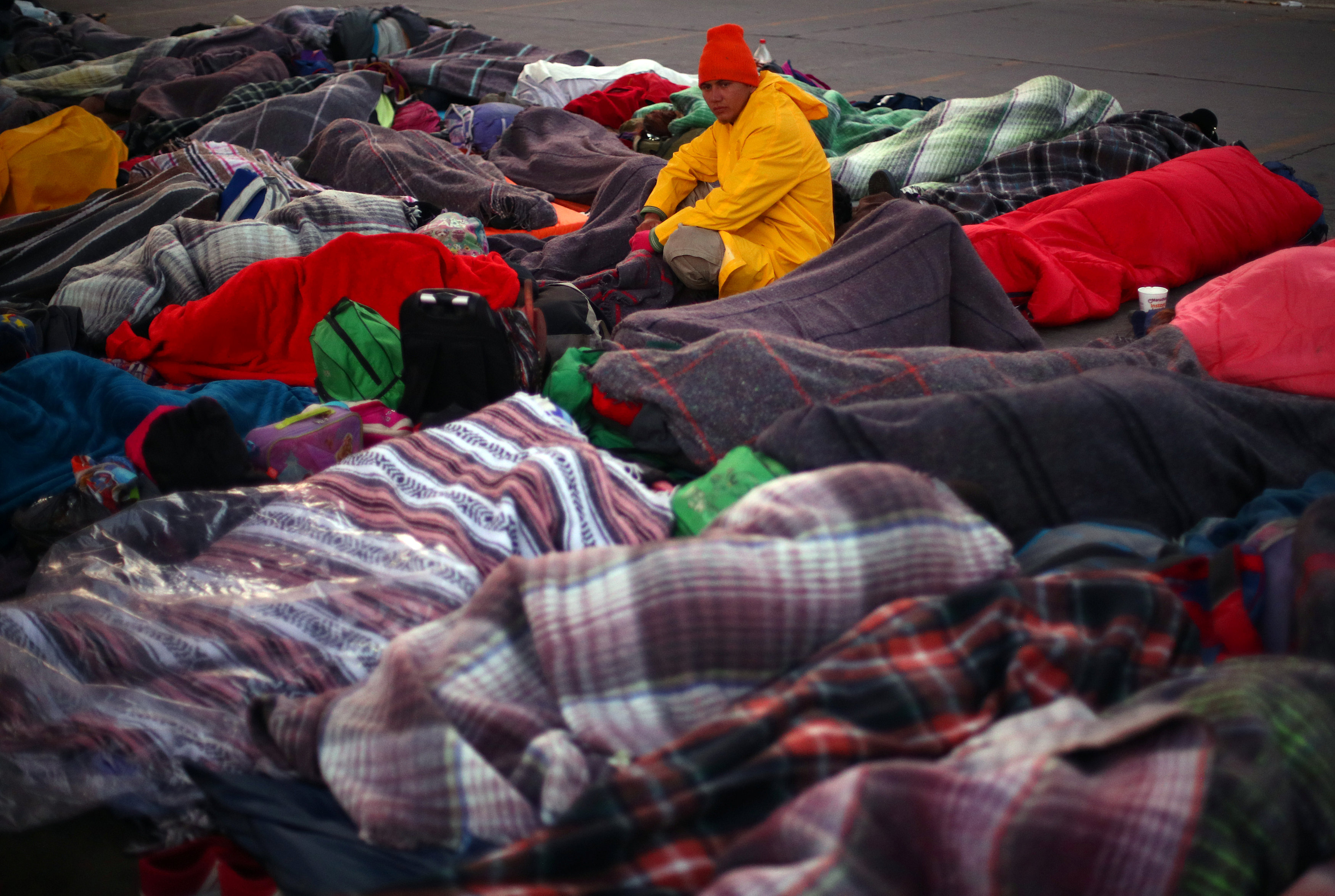 آلاف المهاجرون فى مخيم للايواء بالمكسيك (1)