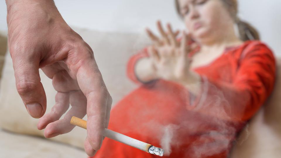 ما تدخنش جنب مراتك الحامل اعرف مخاطر التدخين السلبى على الأم والجنين اليوم السابع