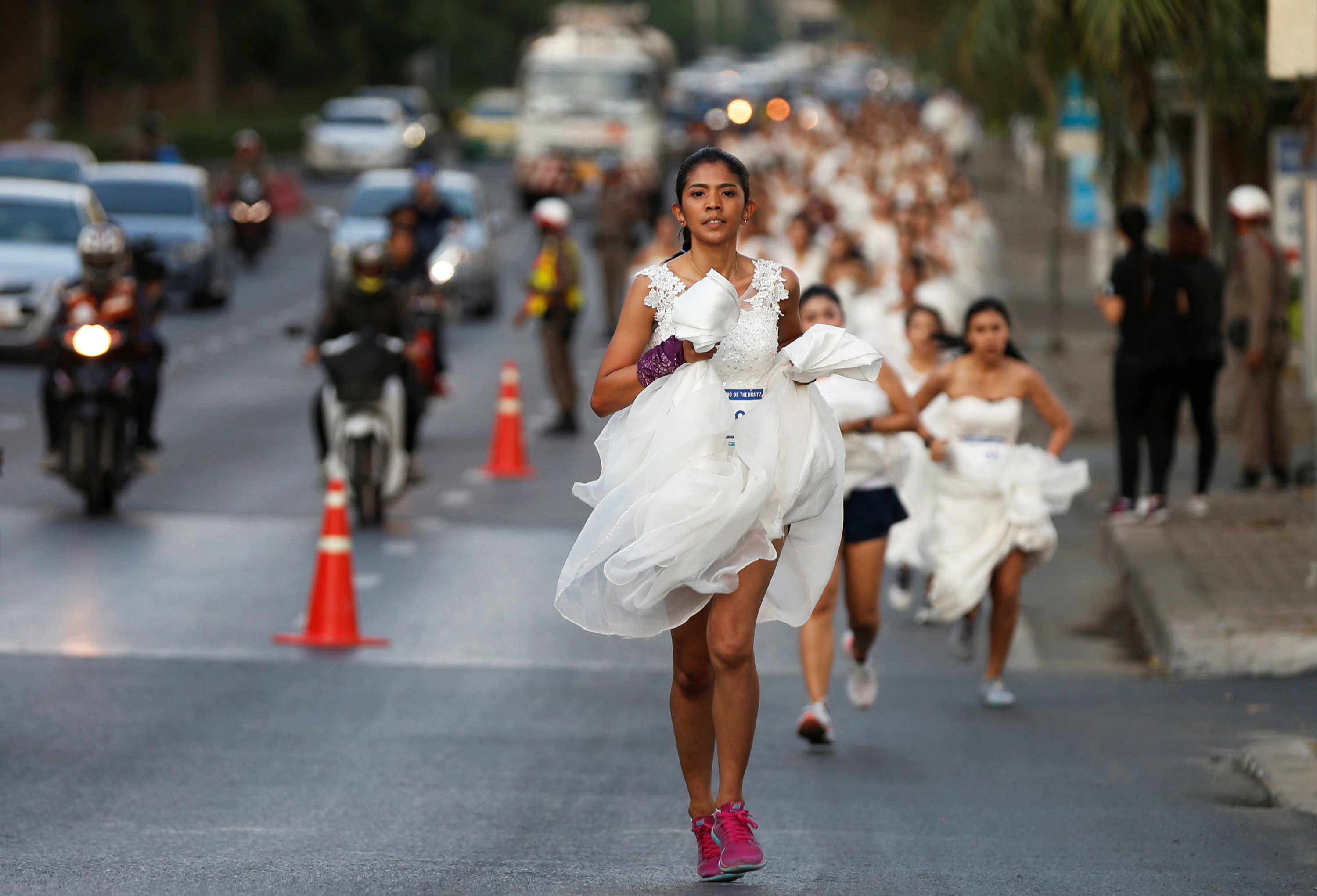 White bride ultra. Забег невест. Невеста бежит. Забег в свадебных платьях. Невеста бежит в свадебном платье.