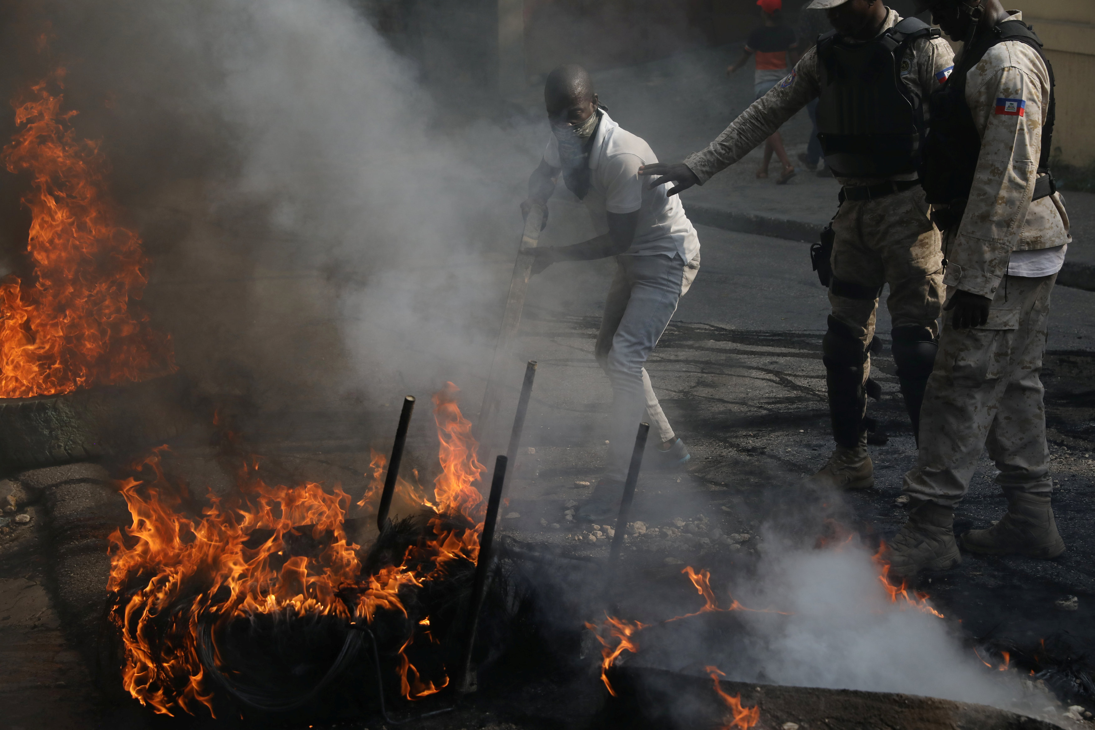 المتظاهرون يشعلون النيران