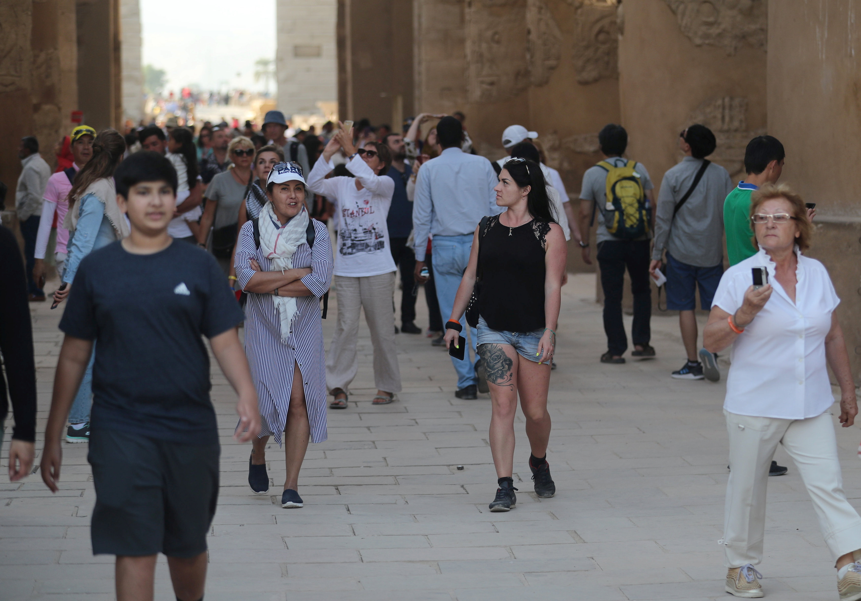 توافد مئات السياح على معبد الكرنك (3)