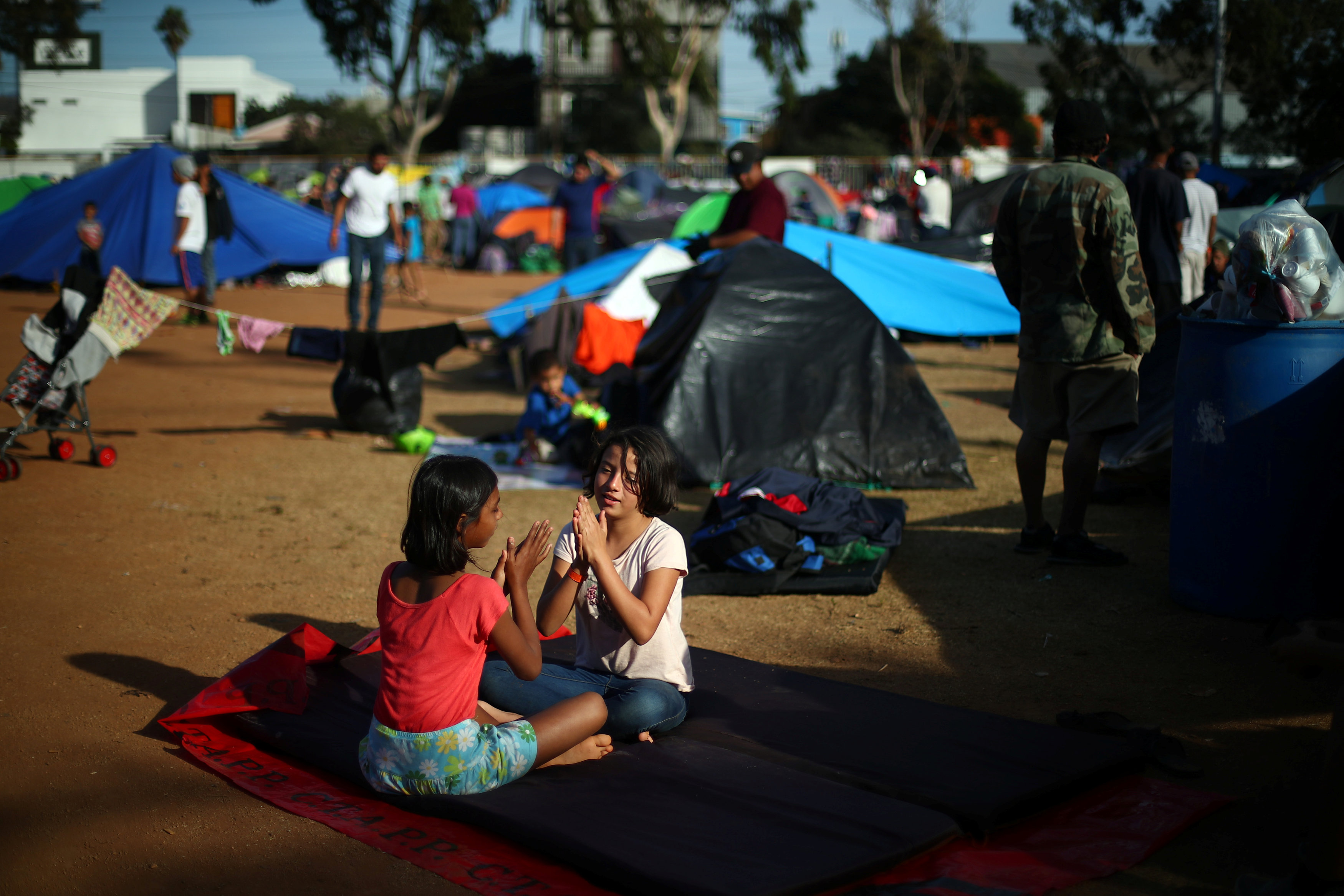 آلاف المهاجرون فى مخيم للايواء بالمكسيك (2)