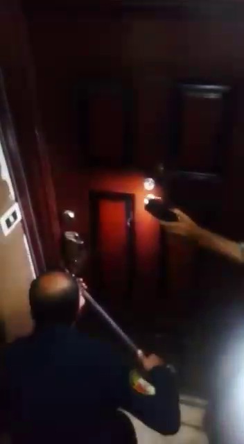 قوات الانقاذ اثناء محاولة كسر باب الشقة