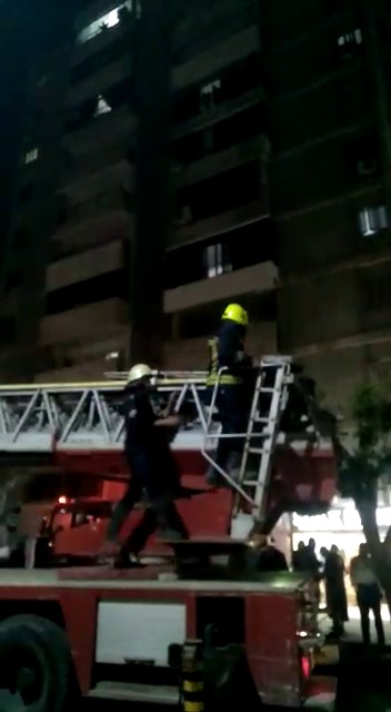 رجال الانقاذ اثناء انقاذ الاطفال