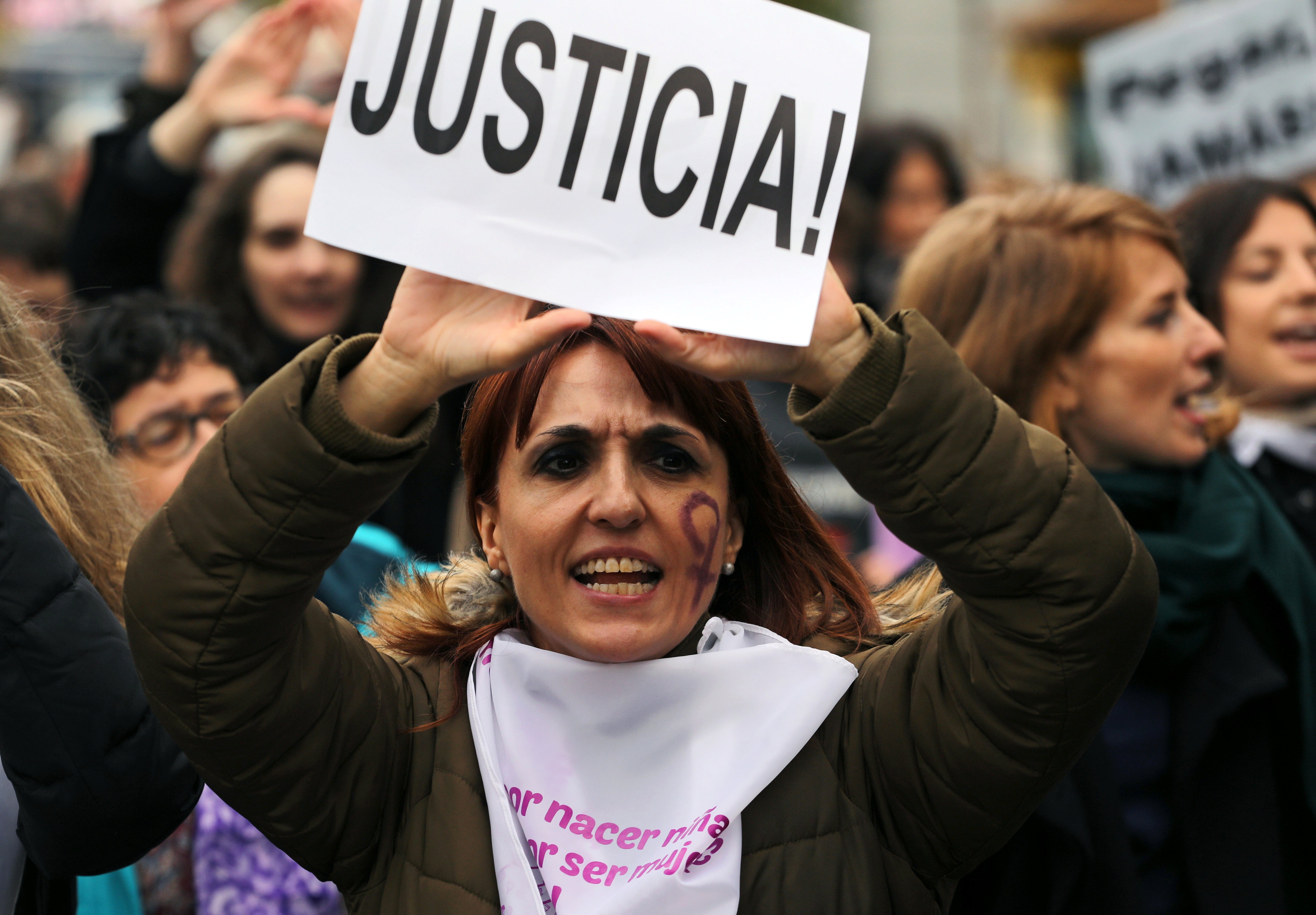 احتجاجات الآلاف فى إسبانيا
