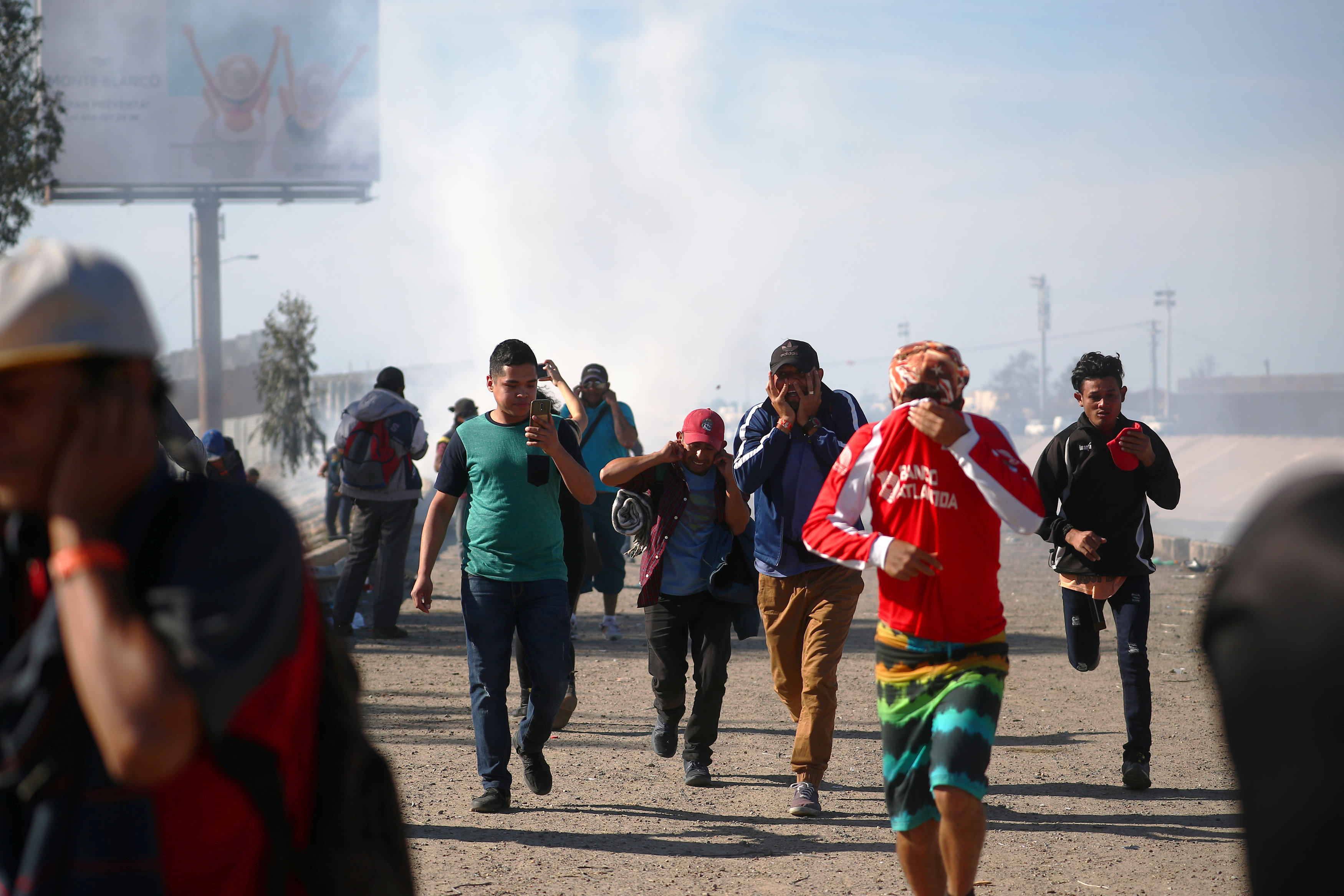 فرار المهاجرين من الغازات المسيلة للدموع