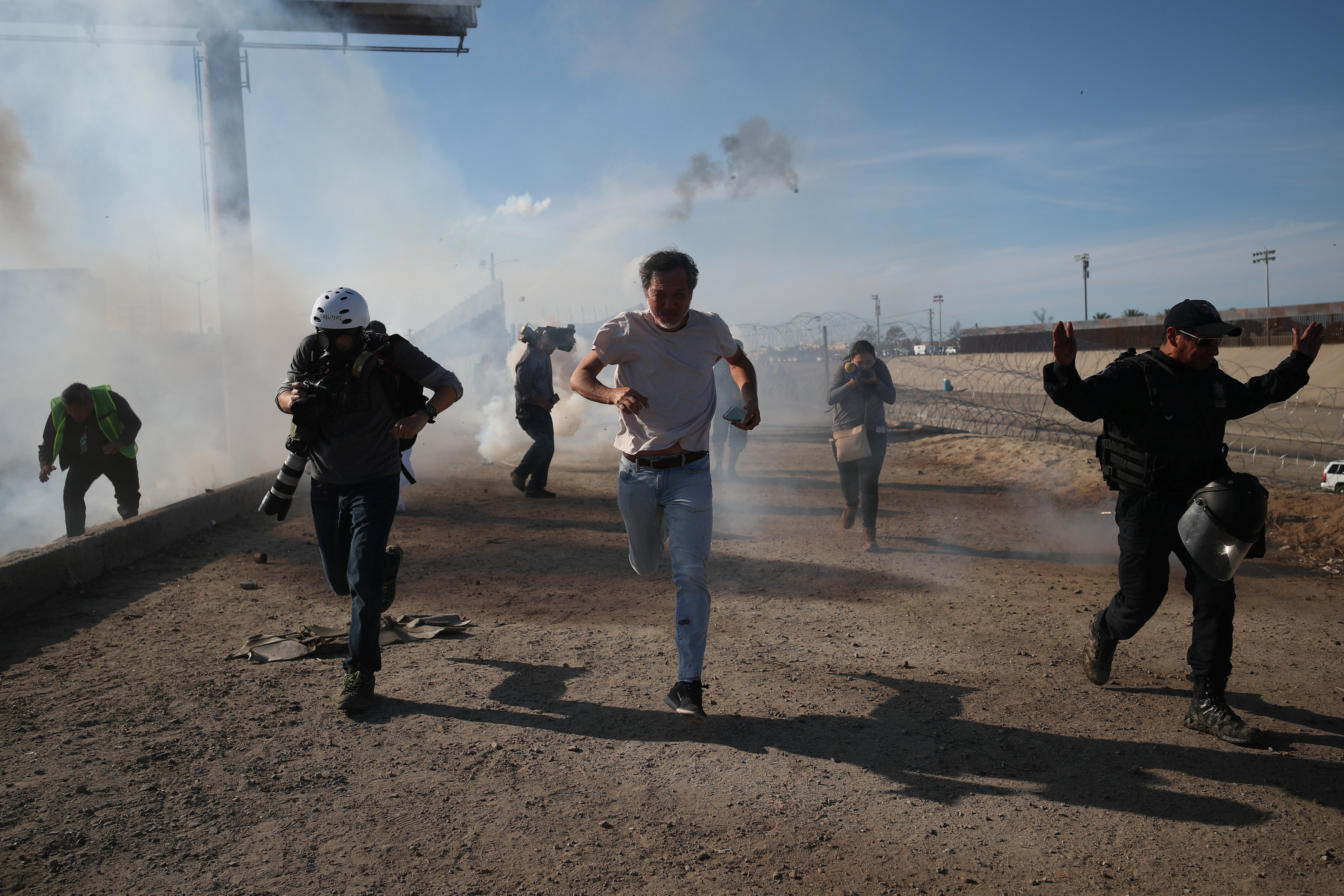 فرار المتظاهرين من الغازات