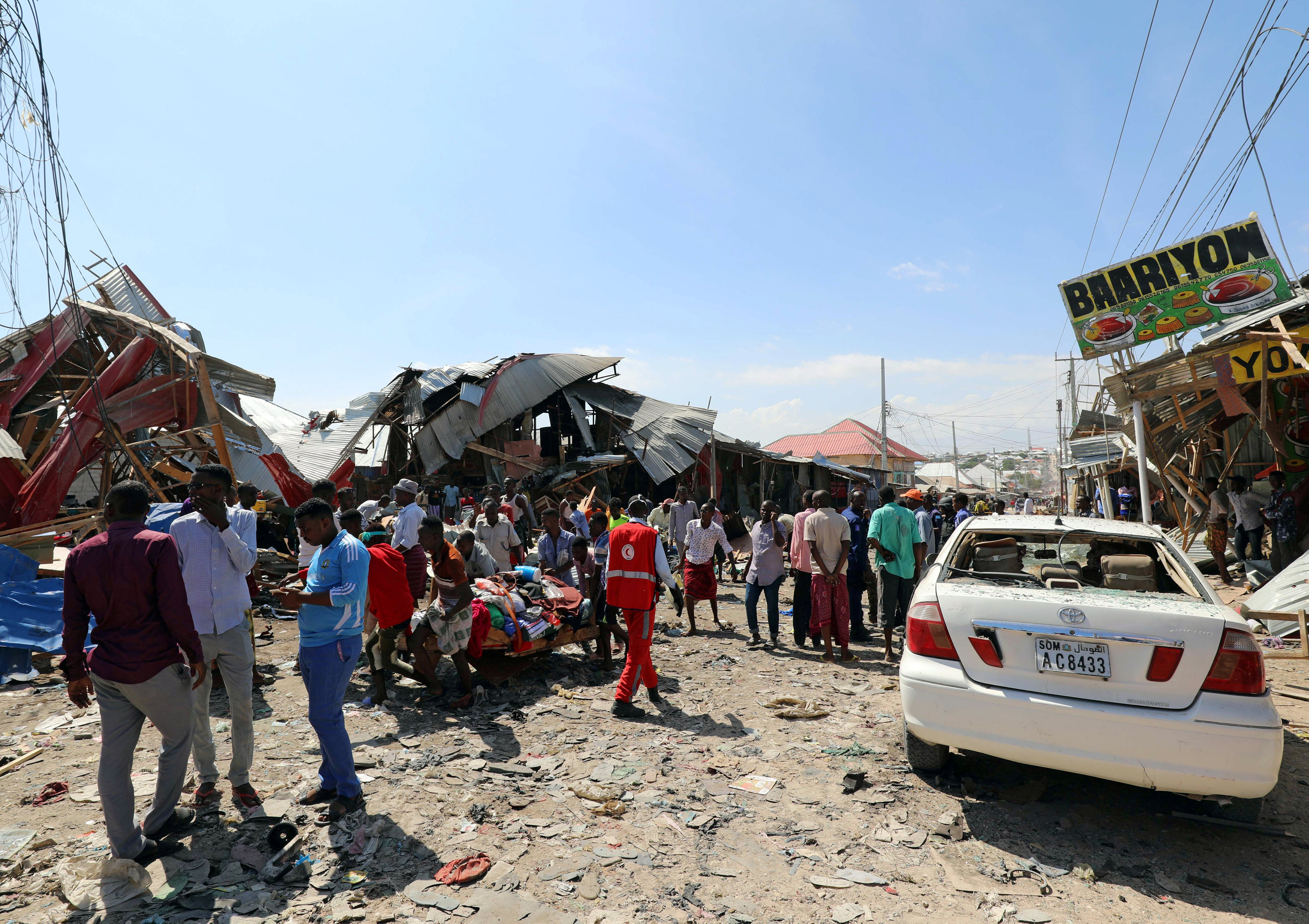 مواطنون صوماليون يحتشدون فى موقع الانفجار