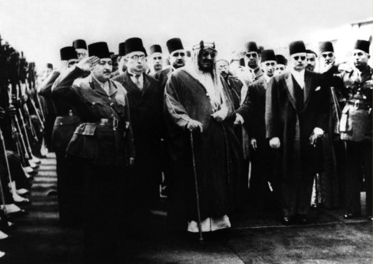الملك فاروق يستقبل الملك عبد العزيز خلال زيارته إلى مصر