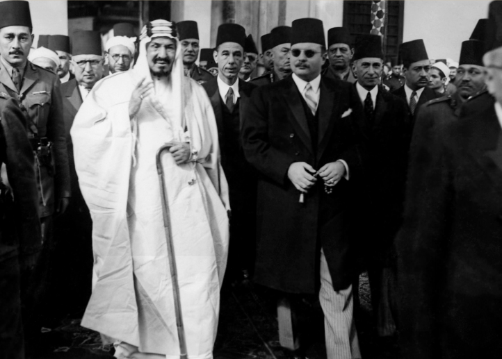 الملك عبد العزيز والملك فاروق يتوجهان إلى صلاة الجمعة فى الأزهر