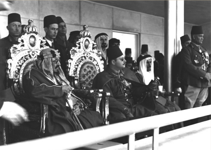 الملك عبد العزيز والملك فاروق يشاهدان العرض العسكرى