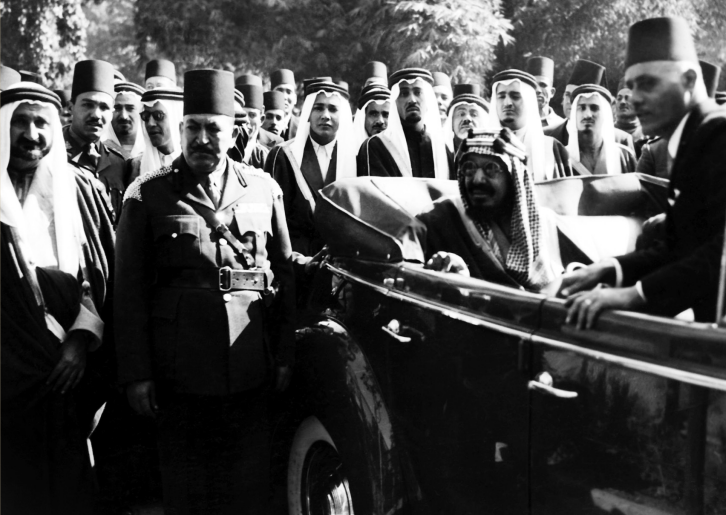 الملك عبد العزيز خلال زيارته إلى حديقة الحيوان