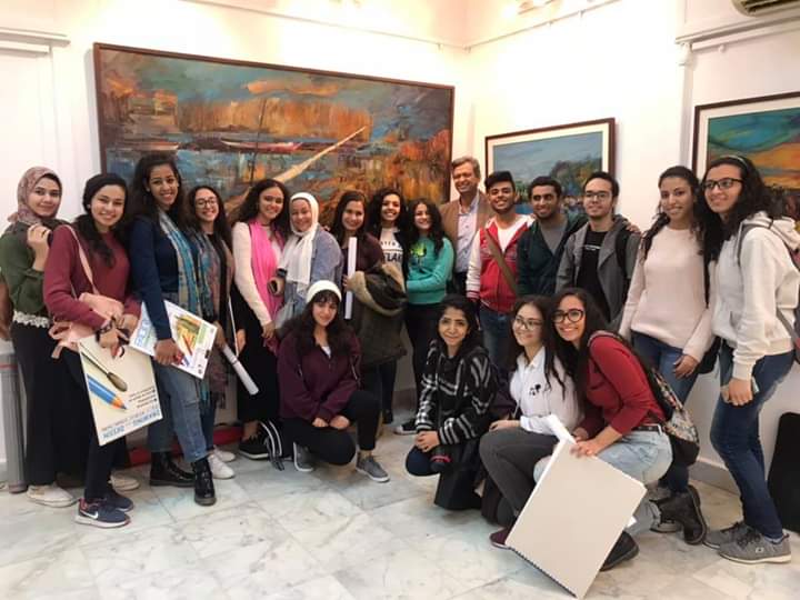 12 عدد من طلاب وطالبات الفنون والدكتور طاهر عبدالعظيم
