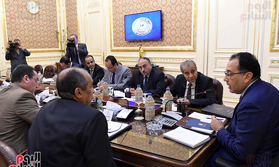 رئيس الوزراء يعقد اجتماعا لمتابعة موقف توفير الفول اليابس (4)