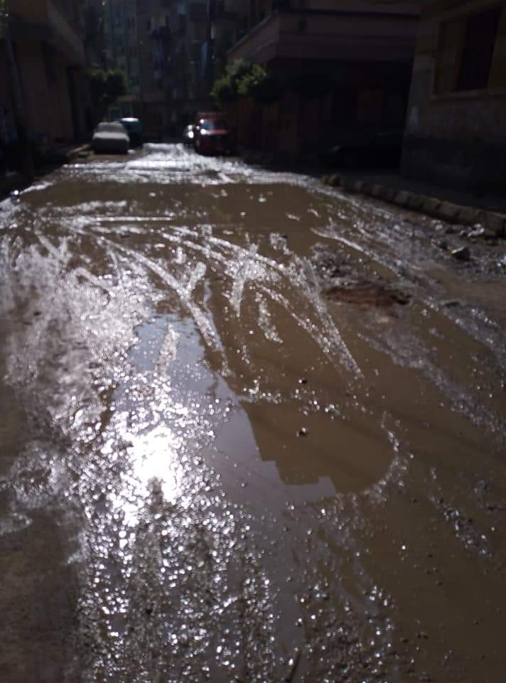 مياه الصرف الصحي والأمطار تغرق الشوارع 