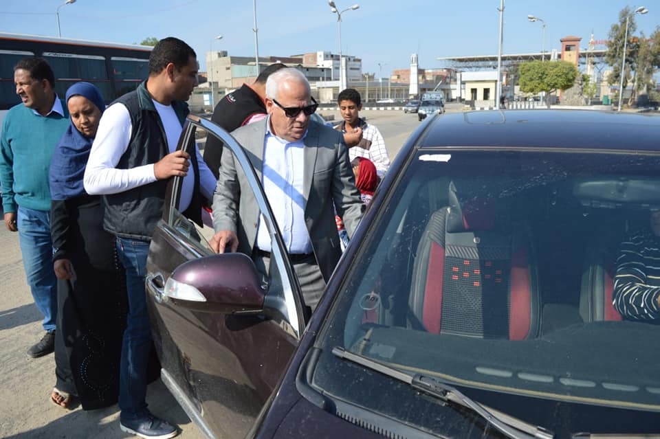 محافظ بورسعيد يستقل سيارة مواطن لحل مشكلة صرف الصحي في موقع عملة (1)