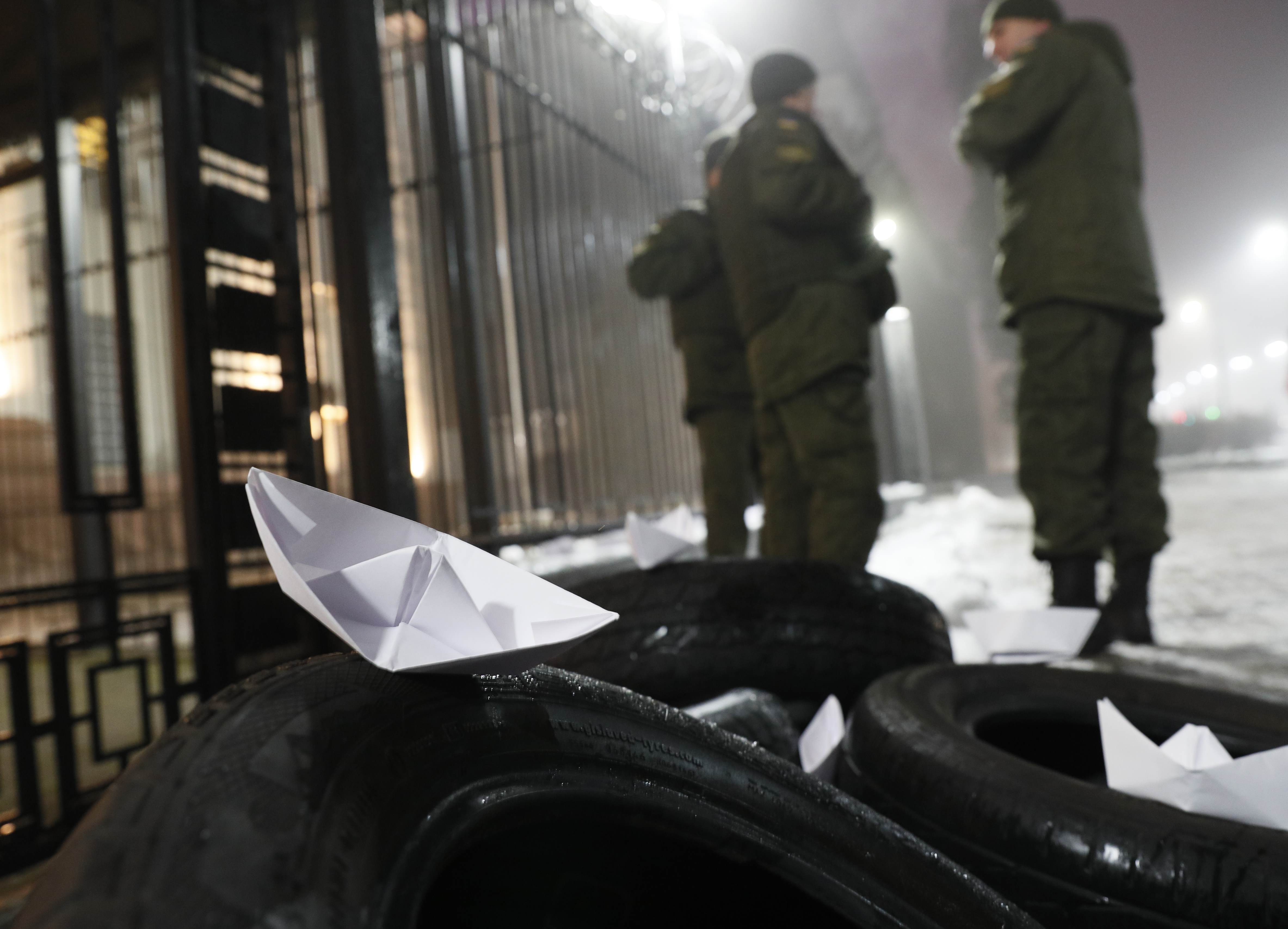 الشرطة الأوكرانية أمام السفارة