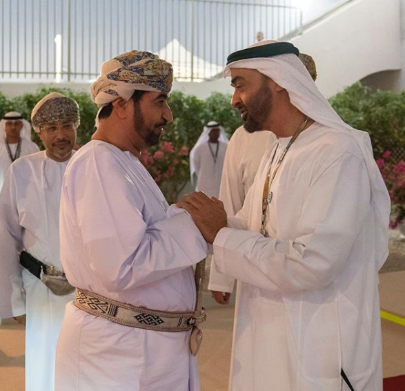 محمد بن زايد أثناء استقباله وفدا عمانيا