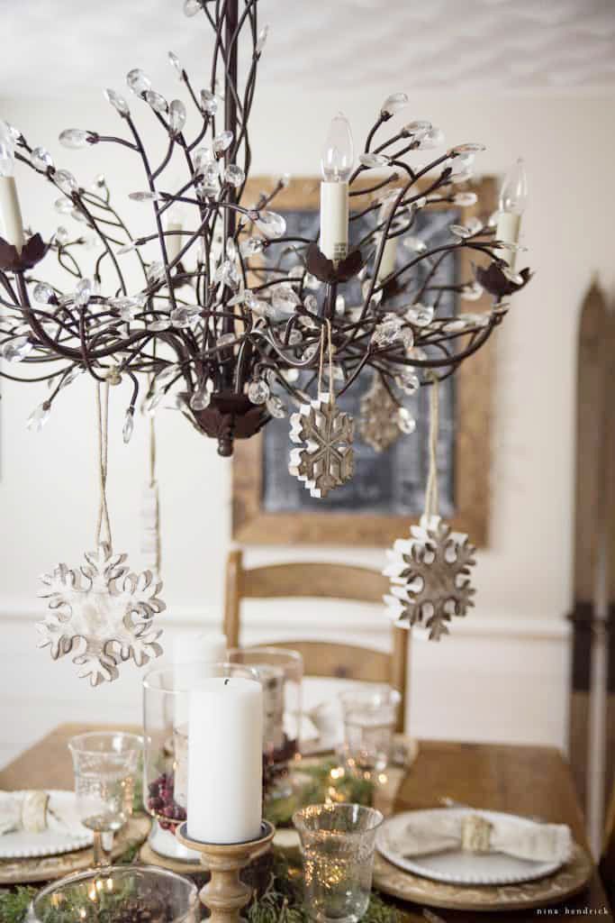 winter-decorating-ideas-snowflake-chandelier-1540998989