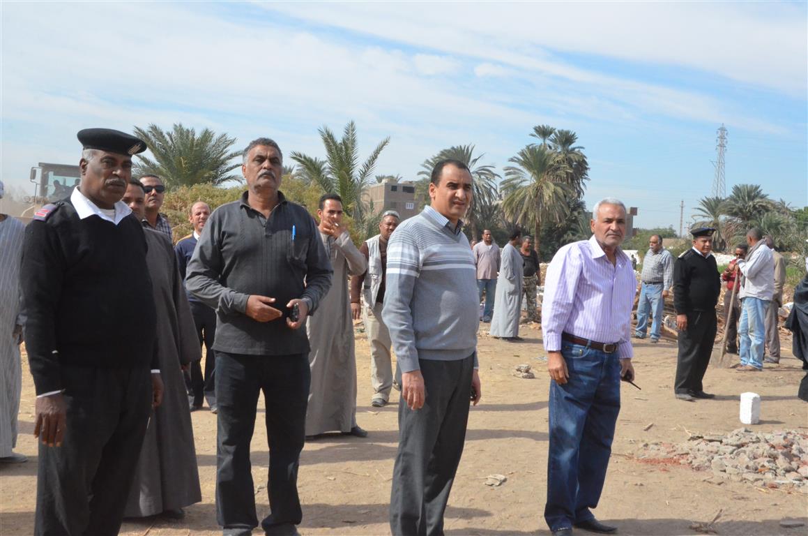 محافظة الأقصر تنجح في إزالة 95 حالة تعدي علي الأراضي الزراعية بمدينة إسنا والزينية (6)