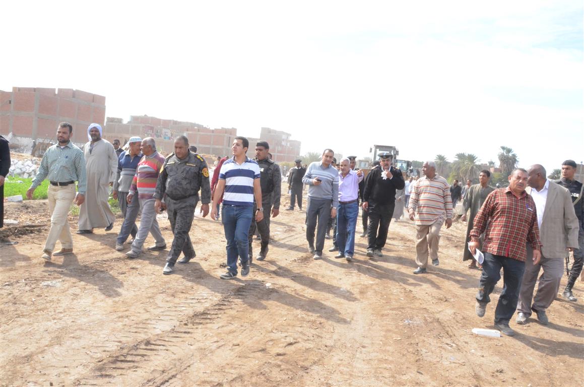 محافظة الأقصر تنجح في إزالة 95 حالة تعدي علي الأراضي الزراعية بمدينة إسنا والزينية (10)