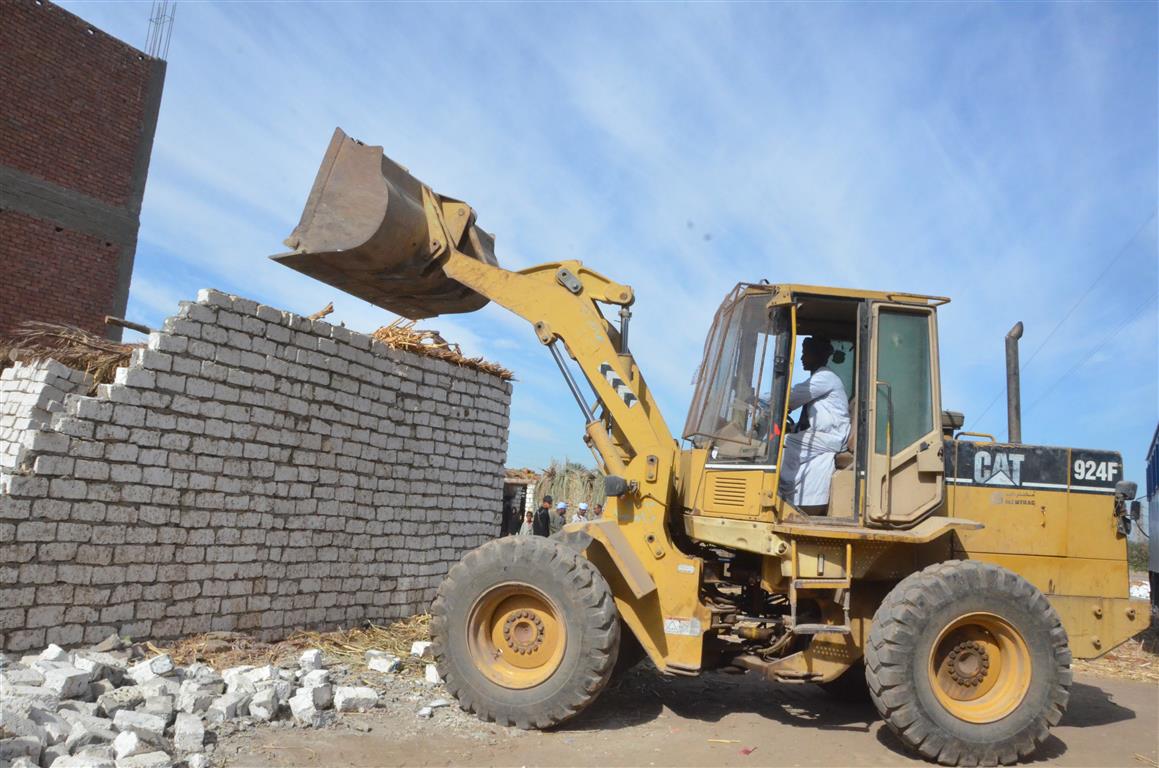 محافظة الأقصر تنجح في إزالة 95 حالة تعدي علي الأراضي الزراعية بمدينة إسنا والزينية (1)