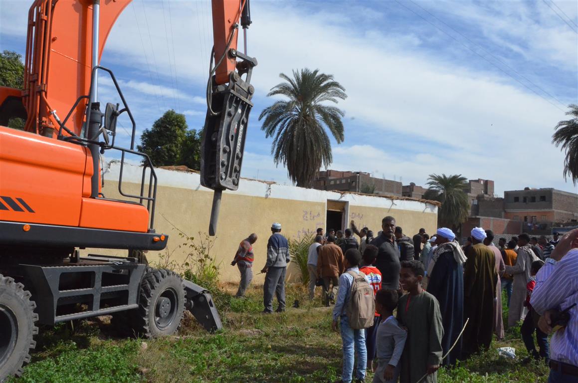 محافظة الأقصر تنجح في إزالة 95 حالة تعدي علي الأراضي الزراعية بمدينة إسنا والزينية (11)