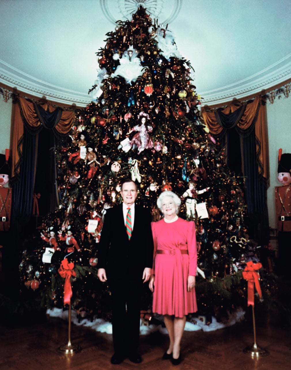 جورج بوش الأب وزوجته باربرا فى كريسماس 1990